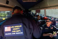 Rescatistas de EE.UU. montados en un autobús antes de viajar a Venezuela.