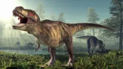 Imagem ilustrativa mostra um dinossauro T. rex em pé na grama, com a boca aberta, com outros dinossauros, árvores e água ao fundo.