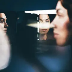 Três imagens combinadas de uma mesma pessoa olhando para frente de diferentes ângulos