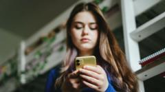 Ese umwana wawe ahora kuri telefone? Ntibiguhangayikishe – Dore uburyo butanu bwo kubihagarika