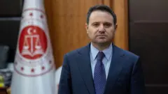Akın Gürlek ayakta duruyor