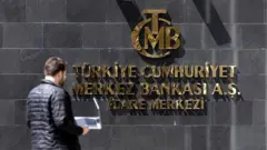 Türkiye Cumhuriyeti Merkez Bankası binasının girişi.