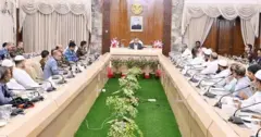 শেখ হাসিনা সরকারের পতনের পর ওইদিনই তিন বাহিনী প্রধান, রাজনৈতিক বিভিন্ন দলের নেতা ও সুশীল সমাজের সাথে বৈঠক করেন রাষ্ট্রপতি মোঃ সাহাবুদ্দিন