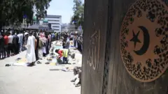 ስግደት ላይ ያሉ ሰዎች