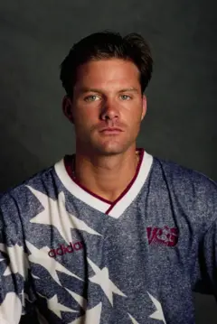 Eric Wynalda, atacante da seleção americana na Copa do Mundo de 1994, com o uniforme da equipe