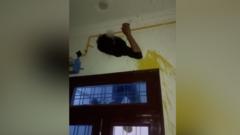 'चोरी गर्न' भित्ताको साँघुरो प्वालबाट छिर्न खोज्दा गर्नुपर्‍यो उद्धार