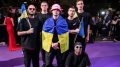 Representantes da Ucrânia e membros do Kalush Orchestra durante o tapete vermelho da festa pré-Eurovision realizada na casa de shows Sala La Riviera