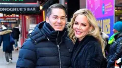 チャド・クロニスター氏と妻ニッキー・デバルトロ氏。2020年にニューヨークを旅行した際に撮影したとされる