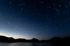 Kapan dan di mana publik Indonesia bisa menyaksikan hujan meteor Perseid? - BBC News Indonesia 2 Foto eksposur panjang menunjukkan langit malam pada malam puncak hujan meteor di Bonar, Spanyol pada 17 Juli 2025