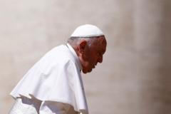 Papa caminhando e de perfil