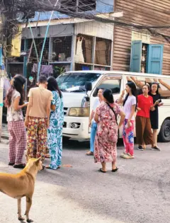  ရန်ကုန်မှာ ငလျင်ကြောင့် လူတွေ အထိတ်တလန့် ထွက်ပြေးကြအပြီး မြင်ကွင်း 