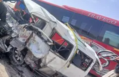 چارواکي وايي، پېښه د دوو مسافر لېږدونکو موټرو تر منځ د ټکر له کبله رامنځته شوې.