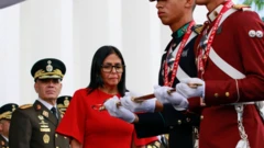 سربازان ارتش ونزویلا در مقابل دلسی رودریگز، رئیس جمهور موقت این کشور که با لباس سرخ دیده می‌شود