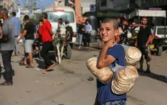 Em bé và bánh mì tại Gaza