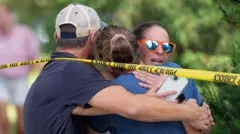 Benewabo n'abishwe barimo guhozanya bahoberanye hanze y'uruzitiro rw'umutekano rwa polisi, nyuma y'iraswa ryabereye kuri Kiliziya yitwa Annunciation Church. 