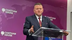 Валерій Залужний за трибуною під час виступу в Chatham House