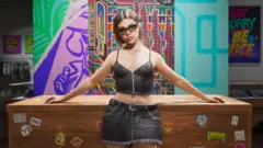 一张来自《GTA 6》的游戏内截图，画面中一名女子位于店内，身穿黑色短上衣及短裙，双臂放在她身后的桌面上，背景色彩缤纷。她戴着黑色太阳眼镜，并留着棕色短发。