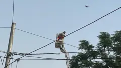 टावर से उतारते गुरजीत सिंह की तस्वीर