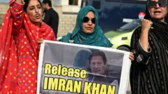 سه زن، تصویر عمران خان را در دست گرفته‌اند و به زندانی شدن او اعتراض دارند