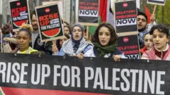 Orang-orang turun ke jalan untuk unjuk rasa menuntut gencatan senjata di Gaza, pada Minggu 20 Oktober 2024 di Brussels.