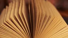 Um livro com as páginas abertas