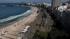 Praia de Copacabana, no Rio de Janeiro, com apoiadores de Bolsonaro no último domingo.