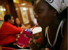 Nwaanyị na-aṅụ mmanya ọtọbịrịbịrị