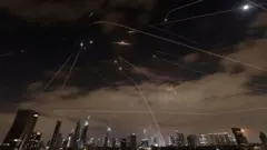 Mísseis lançados do Irã são interceptados, conforme visto de Tel Aviv, Israel, em 16 de junho de 2025.