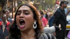 सोशल एक्टिविस्ट कोलकाता में 16 जनवरी 2025 को एक डॉक्टर के साथ हुए बलात्कार और हत्या की निंदा करते हुए नारे लगाते हैं