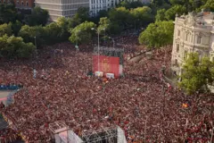Aficionados españoles se reúnen para celebrar tras la conquista del título de la Copa Mundial de la FIFA por parte de España, en Madrid, España, el 20 de julio de 2026.