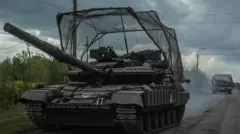 10 अगस्त को ली गई इस तस्वीर में रूस की सीमा से सटे सुमी के इलाक़े में यूक्रेनी टैंक