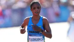 Ku cyumweru ubwo Mukandanga yasiganwaga muri 42km mu bagore i Paris