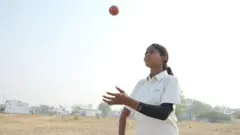 या सगळ्या मुली कुठल्याही मोठ्या क्रिकेट क्लबच्या खेळाडू नाहीत. 