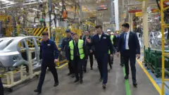 Акылбек Жапаров Асака шаарындагы (Анжиян облусу) «UzAuto Motors» акционердик коомунун заводундагы өндүрүш процесси менен таанышты.