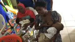 Nwaanyị a bụọ nọ n'ụlọọgwụ enye ụmụaka ara.