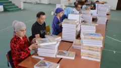 هر خانواده درتاجیکستان دو جلد شاهنامه رایگان دریافت می‌کند