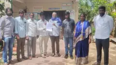 ஹைதராபாத்: இறுதி ஊர்வலத்திற்கு பறை வாசிக்காத தலித் குடும்பத்தை ஒதுக்கி வைத்த கிராமம் : உண்மையில் நடந்தது என்ன?