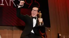 ऑस्कर अवॉर्ड जीतने के बाद ख़ुशी जताते हुए के ह्वे क्वान