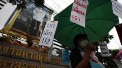 ภาพการชุมนุมเมื่อวันที่ 12 พ.ค. เพื่อคัดค้านคำวินิจฉัยของศาลรัฐธรรมนูญให้การชุมนุมของกลุ่มแนวร่วมธรรมศาสตร์และการชุมนุมเมื่อวันที่ 10 ส.ค. 2563 เป็นการกระทำที่เป็นการล้มล้างการปกครองฯ