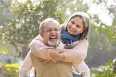 એક જ ઉમરના કેટલાક માણસોમાં પણ વય વધવાનાં વિવિધ લક્ષણો જોવા મળી શકે છે