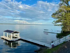Lago Seneca, com um cais
