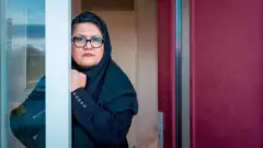 Elay Ershad Waxay rajaynaysaa inay dalkeeda ku laabato oo u olaleyso xquuuqda gabdhaha ee waxbarashada.