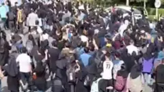 طلاب جامعات مختلفة في مدن إيرانية يرددون هتافات مناهضة لنظام الجمهورية الإسلامية