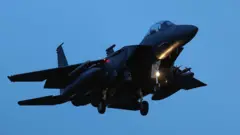 Jato de combate F-15 se prepara para pousar na Inglaterra, em 7 de janeiro de 2026