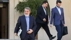 محمدجواد آذری جهرمی وزیر ارتباطات (راست) و عبدالرضا رحمانی فضلی (وزیر کشور) چپ.
