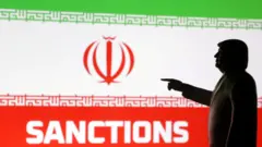 Иллюстрация: статуэтка Дональда Трампа, указывающего пальцем, флаг Ирана и слово "санкции"