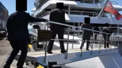 Des agents du FBI à l'assaut du superyacht.