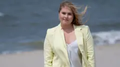 به نظر می‌رسد که پرنسس آمالیا اوایل سال گذشته به اسپانیا نقل مکان کرد اما اکنون به هلند بازگشته است.