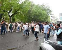 ભાજપ અને કૉંગ્રેસ કાર્યકર્તાઓ વચ્ચે પથ્થરમારો