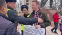 8-мартта Бишкектеги маршка ЛГБТ символикасы менен чыккан жаранга милиция айып пул салды 